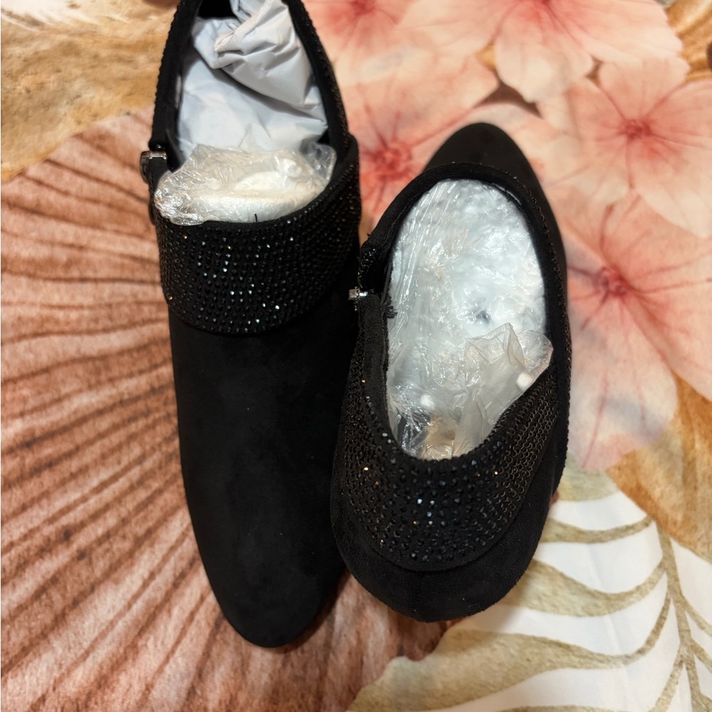 Elegant Black Women's Heels with Beaded Strap - Picture 3 of 5